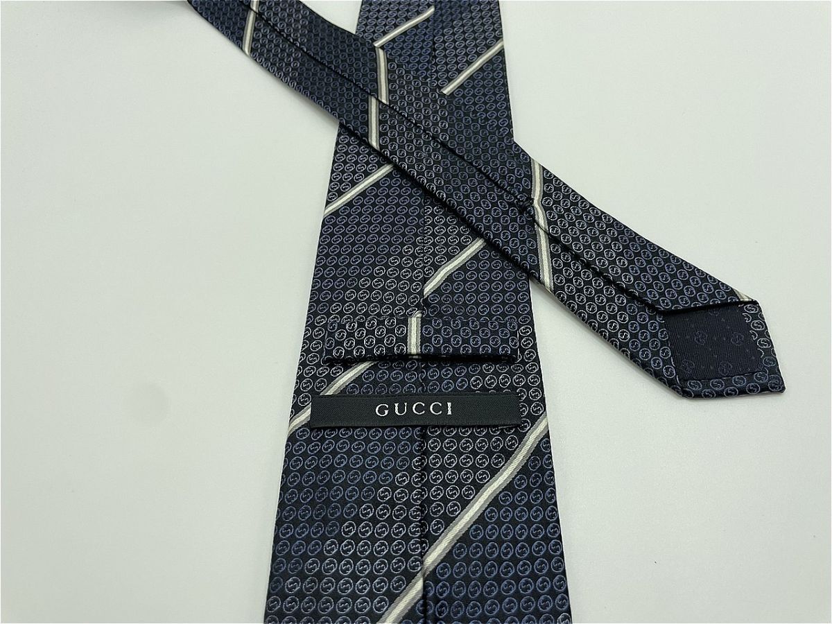 【新古品】GUCCI　グッチ　全面GGロゴ＆レジメンタル柄 ネクタイ 3本以上 送料無料 メンズ ブラックネイビー　光沢　１円　0904246_画像2