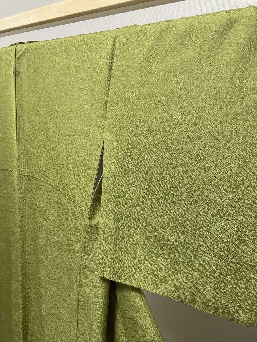 B◆着物くつろぎ 美品 色無地 緑 唐草唐花の地紋 縮緬 正絹 袷 着物 仕立て上がり リサイクルの画像3
