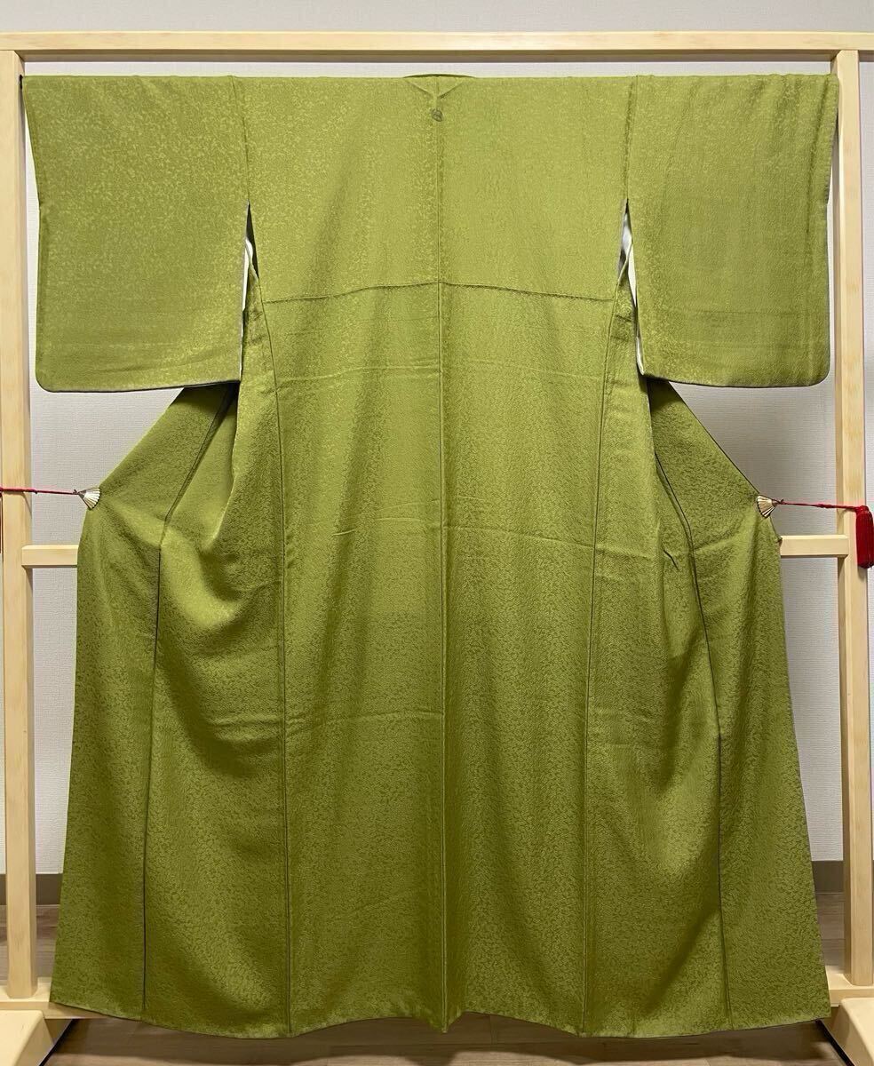 B◆着物くつろぎ 美品 色無地 緑 唐草唐花の地紋 縮緬 正絹 袷 着物 仕立て上がり リサイクルの画像1