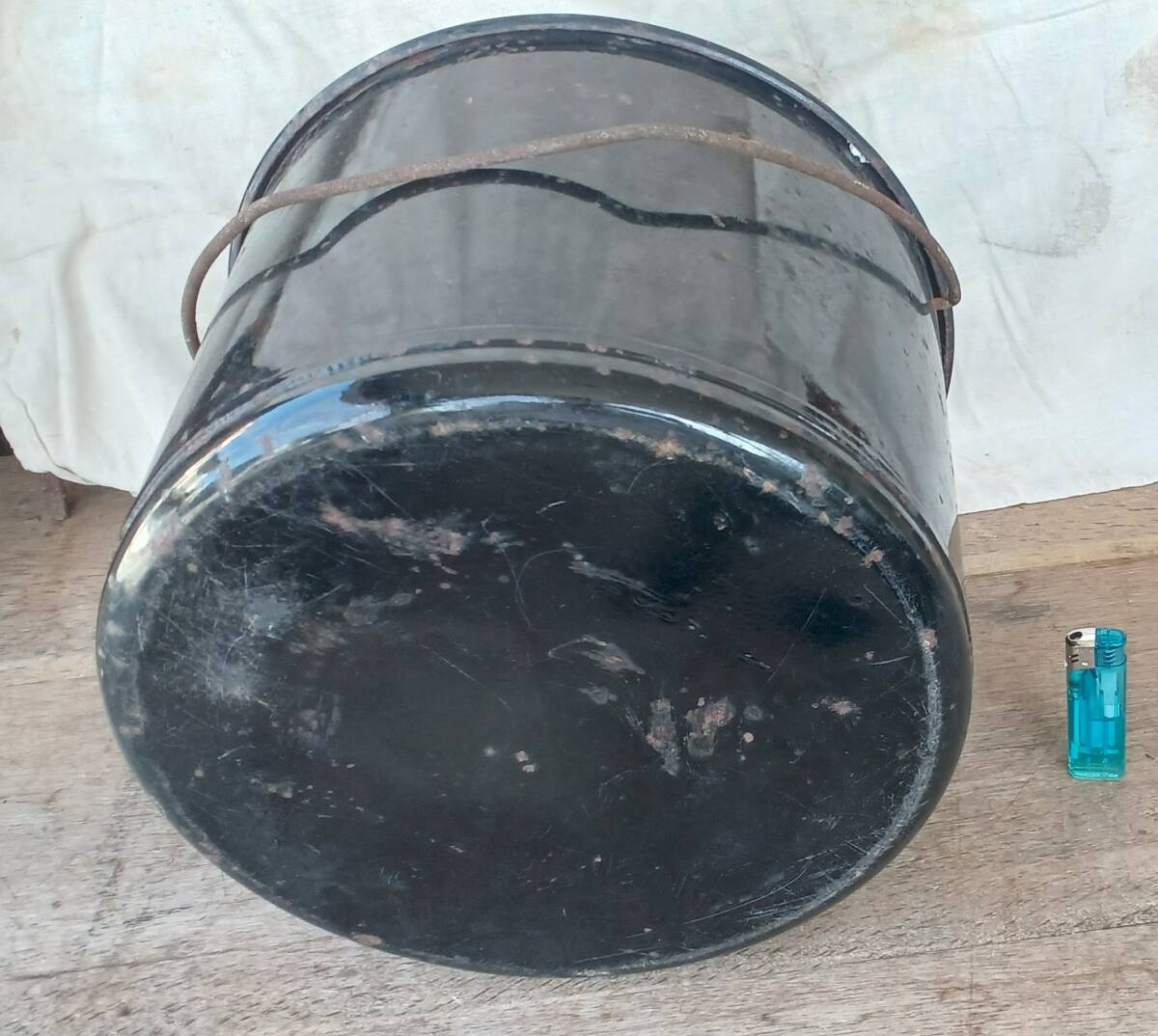 !秀品!昭和時代の!「黒ホーローバケツ手持ち付き」高さ240×直径300ミリ・2,6キロ。(詳細不明)_画像3