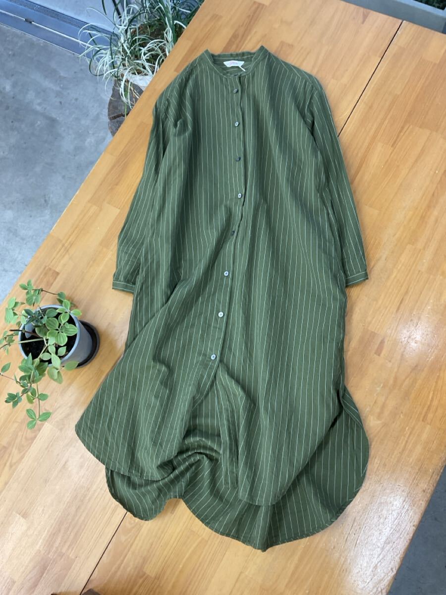 美品 YARRA ヤラ ストライプバンドカラー綿麻ワンピース 前誤差ノーカラーロングチュニックシャツトップス 羽織 グリーン緑色系 フリー q_画像2