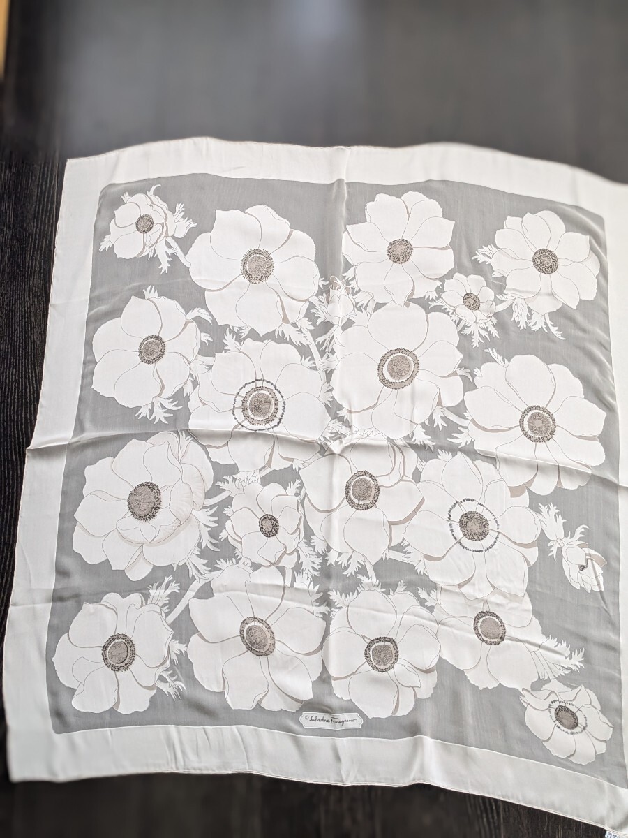 salvadore ferragamo サルバトーレフェラガモ シルク スカーフ_画像1