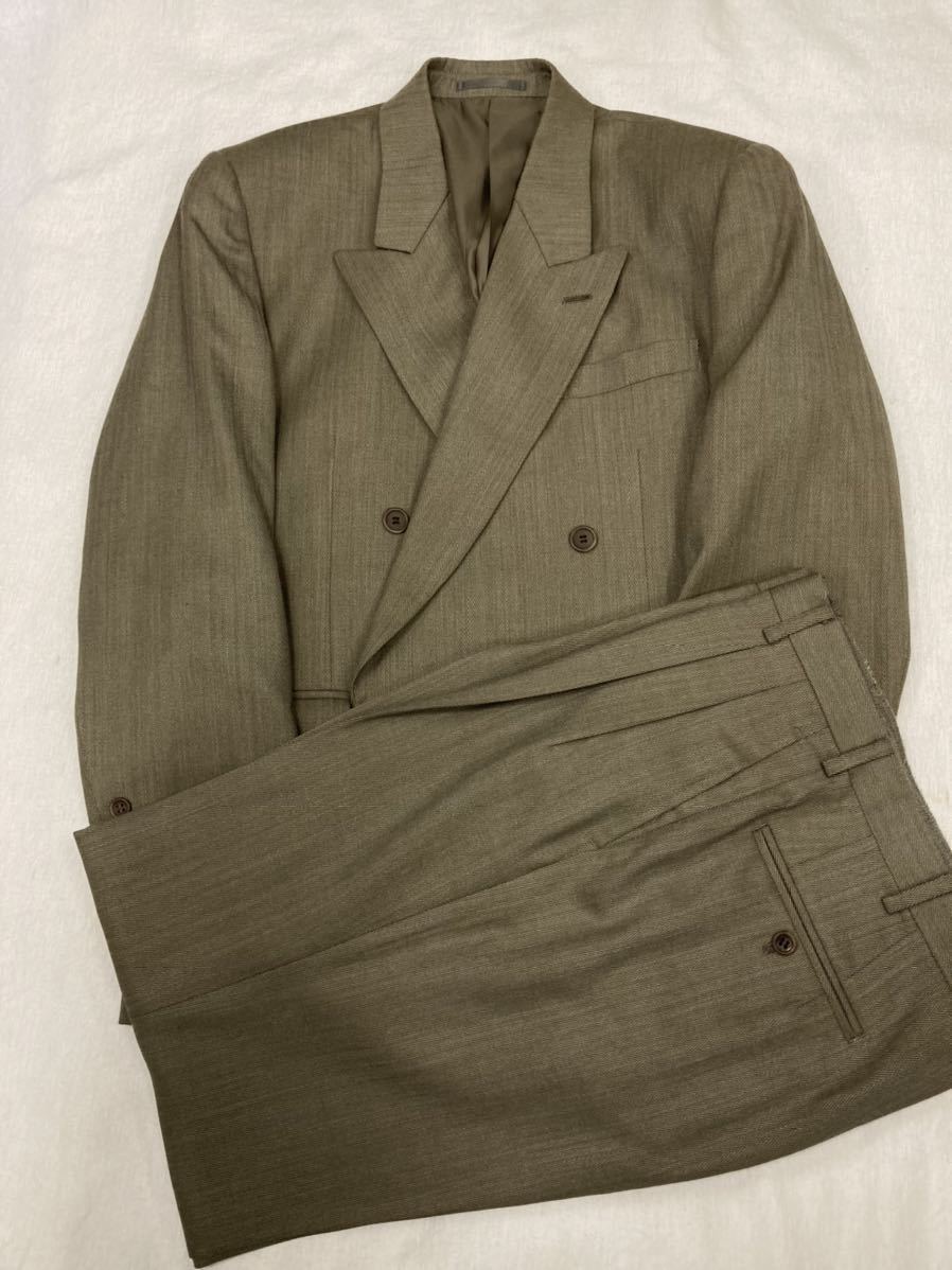 【新品】未使用 オシャレなダブル4ッ釦1ッ掛スーツ サイズ AB体5号 総裏 サイドベント 袖釦3個 2タック 安定のヘリンボーン柄 タグ付_画像1