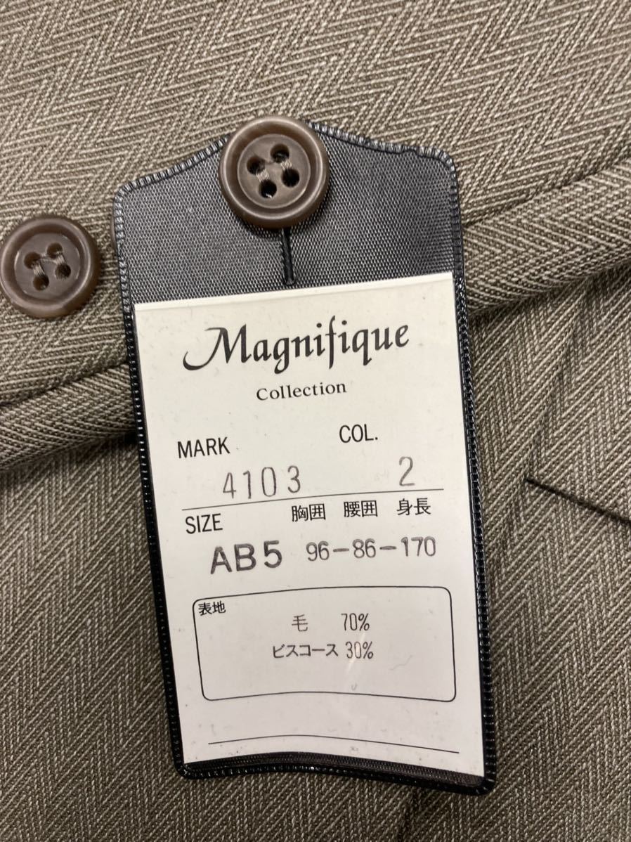 【新品】未使用 オシャレなダブル4ッ釦1ッ掛スーツ サイズ AB体5号 総裏 サイドベント 袖釦3個 2タック 安定のヘリンボーン柄 タグ付_画像3