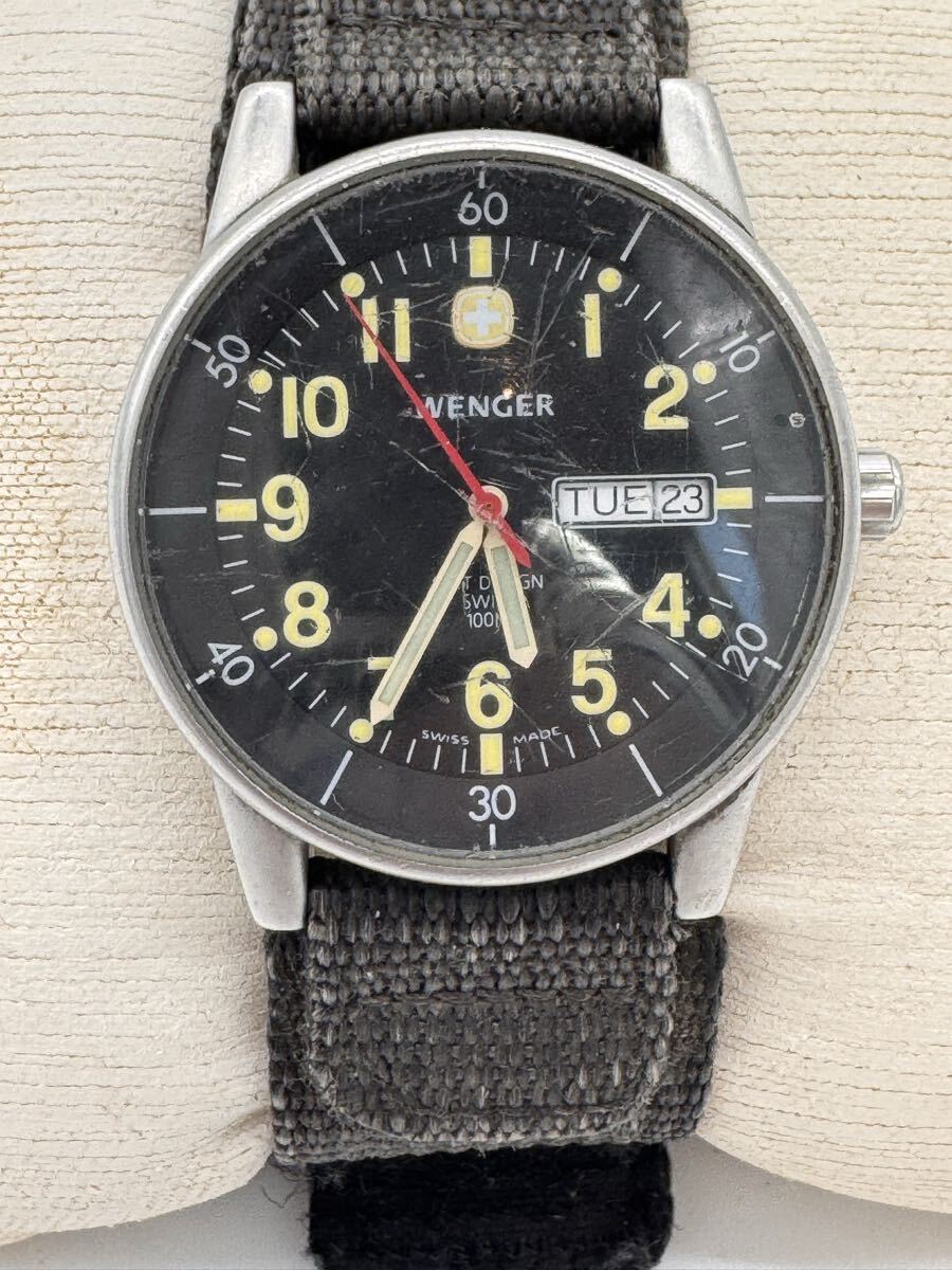 1円スタート WENGER ウェンガー 腕時計 096.0465 デイデイト クォーツ 文字盤黒 ミリタリーウォッチ　動作未確認品_画像2