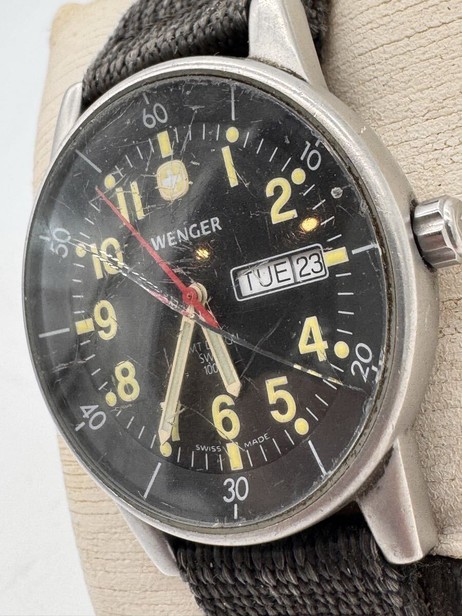 1円スタート WENGER ウェンガー 腕時計 096.0465 デイデイト クォーツ 文字盤黒 ミリタリーウォッチ　動作未確認品_画像3