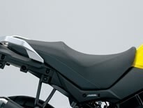 【當(dāng)?shù)暝趲欷ⅳ辍?7'～25' Vストローム650/XT C733A/M ハイシート スズキ純正