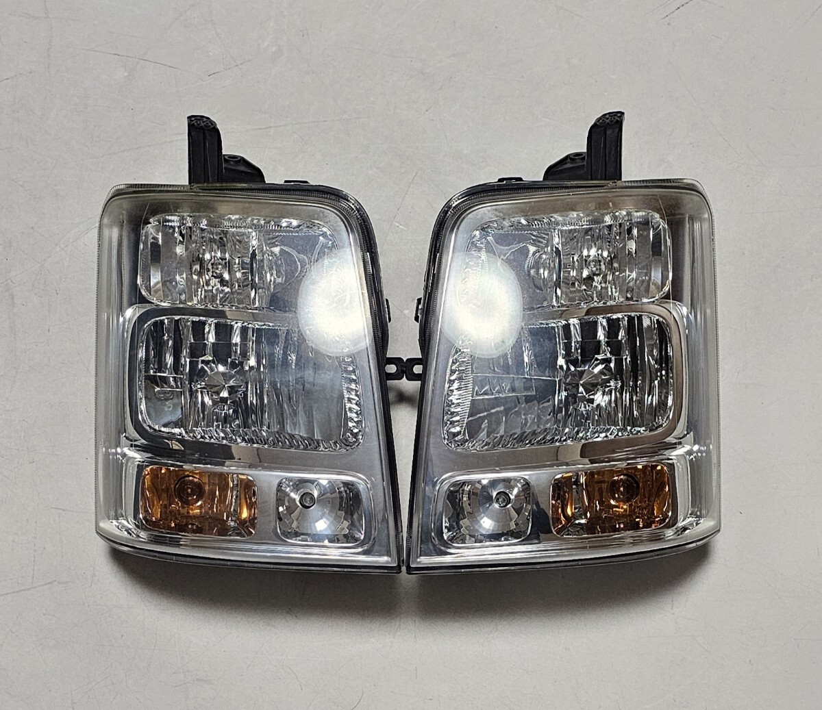 Suzuki Every Wagon *DA64W оригинальный поздняя версия передняя фара / передняя фара ASSY левый правый HID/ ксенон хорошая вещь 2014 год гараж хранение DG64W/DR64W/DS64W Suzuki Every Wagon *DA64W оригинальный поздняя версия передняя фара / передняя фара ASSY левый правый HID/ ксенон хорошая вещь 2014 год гараж хранение DG64W/DR64W/DS64W