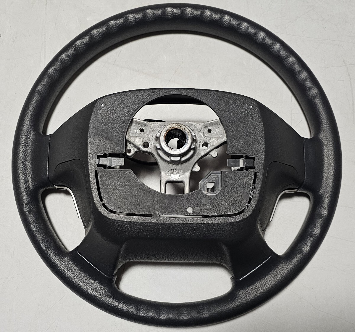 トヨタ ハイエース・GDH206 純正 7型 ステアリングホイール/ハンドル ウレタン ステアリングスイッチ付 2022年 ほぼ新車外し 200系 4/5/6型_画像10