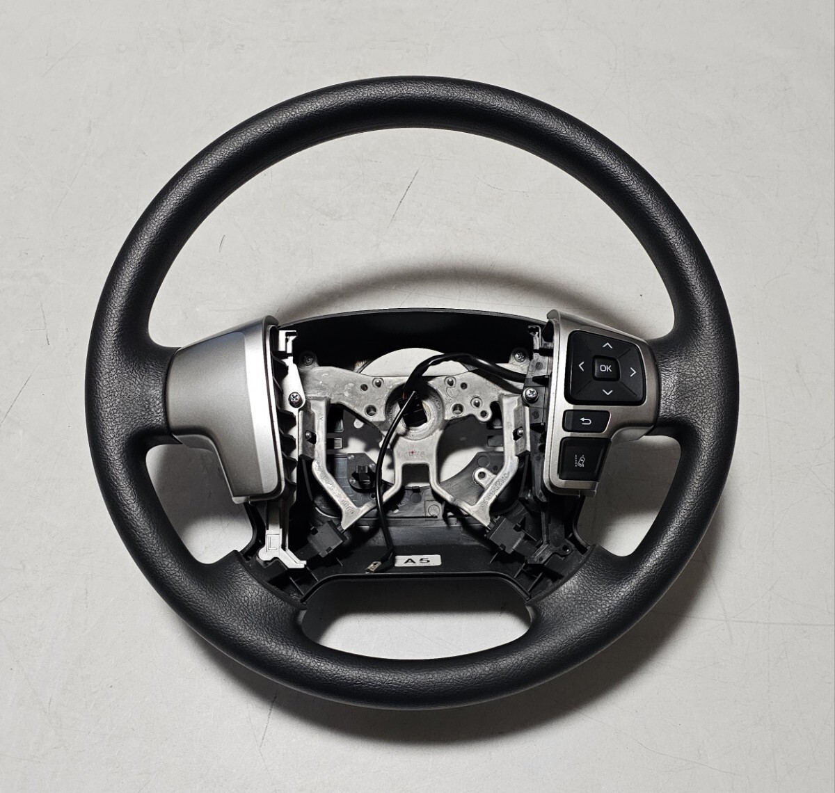 トヨタ ハイエース・GDH206 純正 7型 ステアリングホイール/ハンドル ウレタン ステアリングスイッチ付 2022年 ほぼ新車外し 200系 4/5/6型_画像1