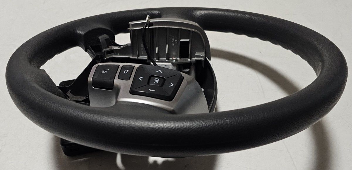 トヨタ ハイエース・GDH206 純正 7型 ステアリングホイール/ハンドル ウレタン ステアリングスイッチ付 2022年 ほぼ新車外し 200系 4/5/6型_画像9