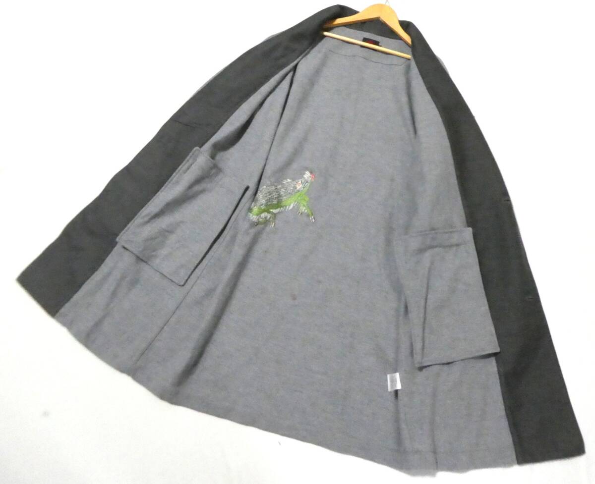 正規品 オスティアジャパン 衣 コロモール 京都 猪 イノシシ刺繍 和柄プリント ショールカラー 3つボタン ウールコート XL グレー_画像4