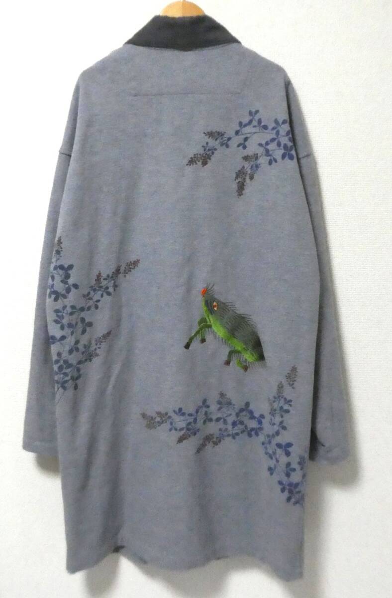 正規品 オスティアジャパン 衣 コロモール 京都 猪 イノシシ刺繍 和柄プリント ショールカラー 3つボタン ウールコート XL グレー_画像2