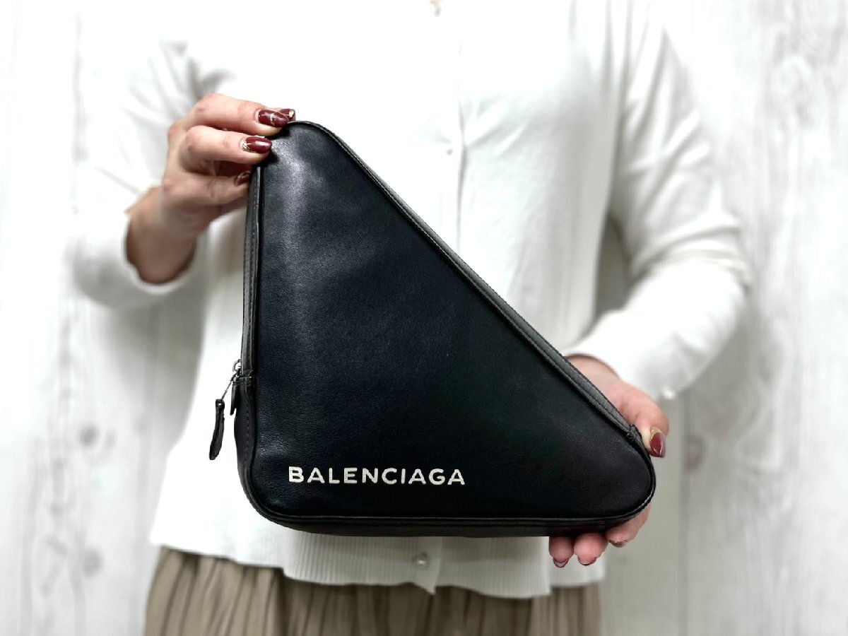 極美品 BALENCIAGA バレンシアガ トライアングル クラッチバッグ ポーチ バッグ レザー 黒 90955_画像1