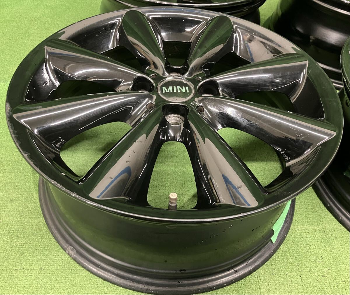◯MINI ミニ 純正 17インチ★17×7J +48 4H PCD100 ハブ径 約56mm 4本セット 中古アルミホイール 歪み有り ジャンク品★送料無料_画像5