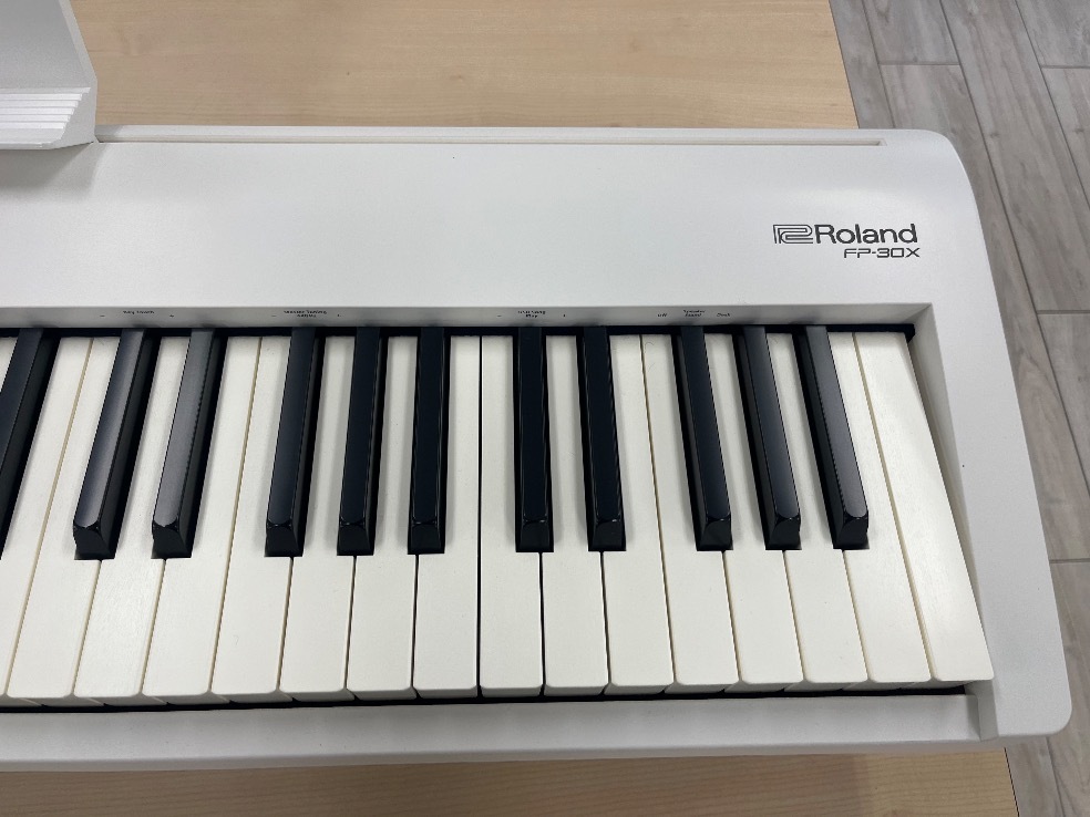 【現状品】【電子ピアノ】ROLAND　FP30XWH　22年製　　★69217　　※直接引き取り方のみ入札お願い致します。_画像4