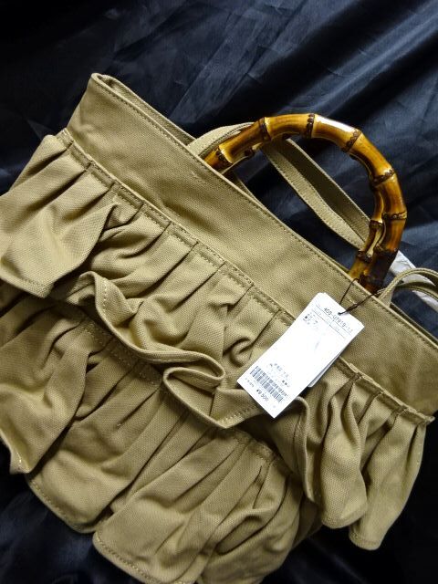 タグ付き未使用品★フリル付/ハンドバッグ/バンブー持ち手/肩掛けバッグにも！総額18700円！ベージュ系 2点セット_画像2