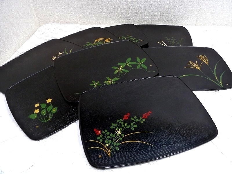 (☆BM)牧 作 四季草花絵変/折敷膳 木製 9客 お膳 36.7×27㎝ 黒 花柄 銘々盆 角盆 トレイ トレー ランチョンマット_画像2