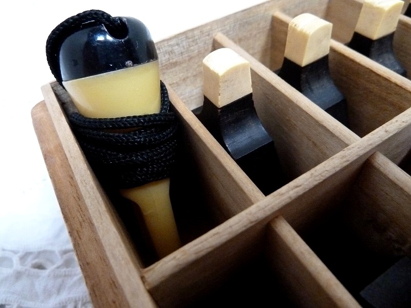 (☆BM)お琴 琴柱 14弦琴 琴爪 和楽器 弦楽器 天然素材 木箱入り 旧家蔵出し品 レトロ パーツ_画像2