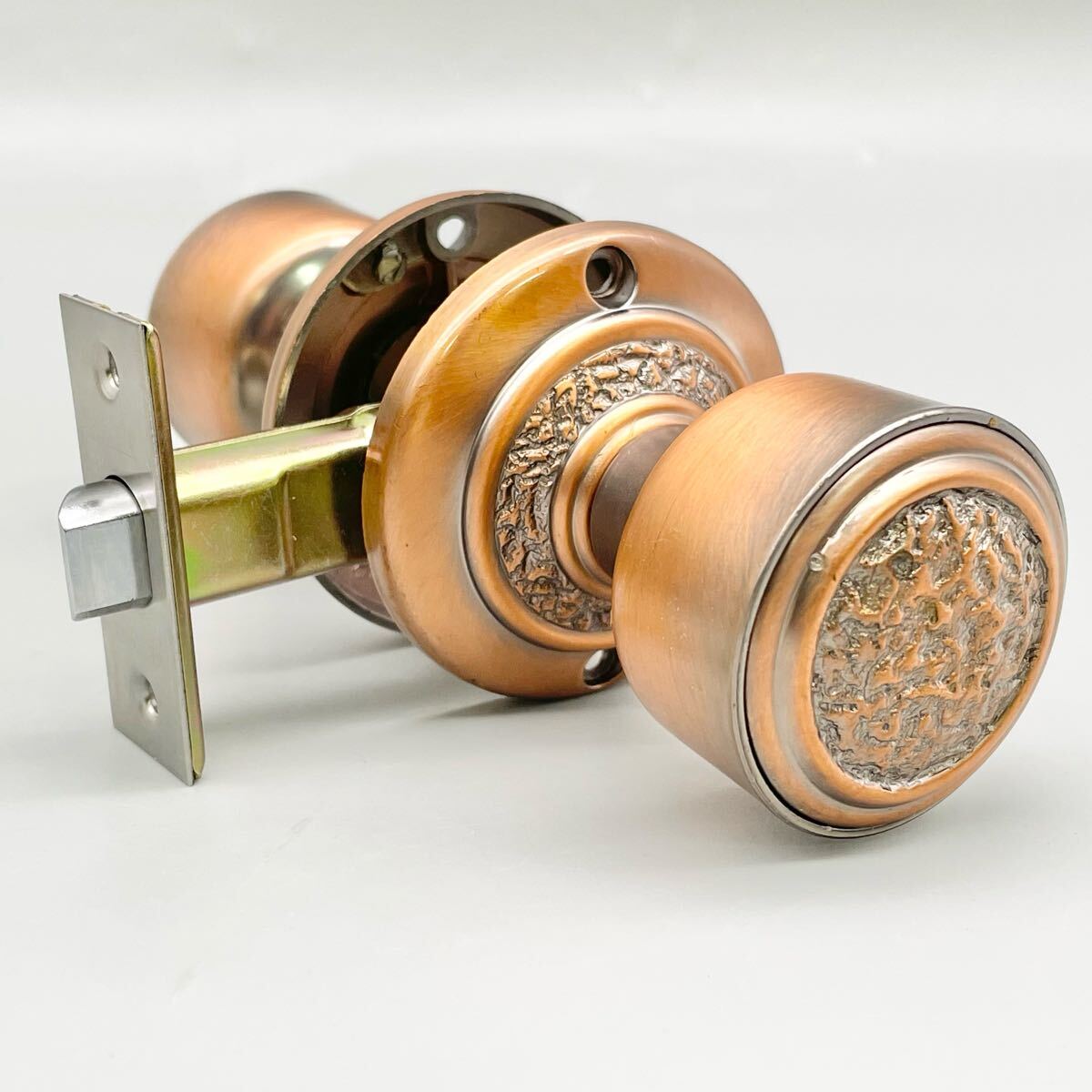 [新品 未使用品] 川口技研 エッセンシャルロック ドアノブ 空錠 CO-1M BS60mm 銅ブロンズ 丸座 丸玉 握り玉 ドア 扉 建具 金物屋 在庫品_画像2
