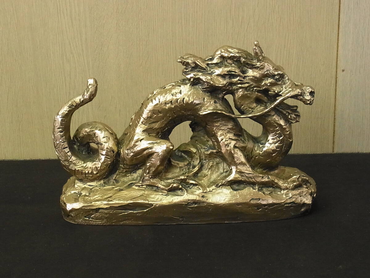 th060 蔵出 北村西望 「恵み」 洋銀刻印 在銘 共箱 台座 置物 金属工芸 龍 彫刻 オブジェ 文化勲章受章作家 骨董 _画像4