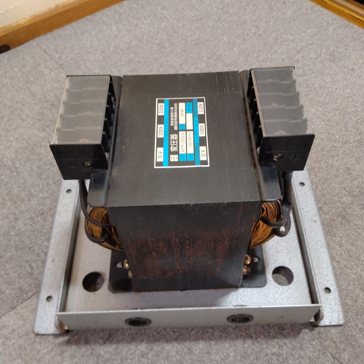 серп рисовое поле сигнал машина трансформатор WB-3000A 3KVA. шт тип Hello 200V~100V 50Hz 60Hz двоякое применение б/у товар