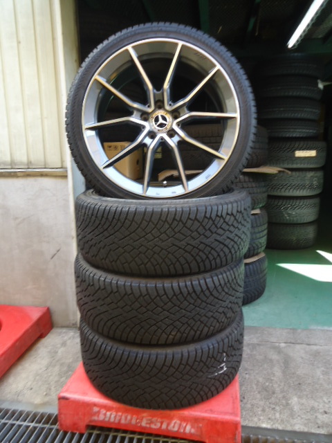 W206 Cクラスより取り外し 225/40-19 2022年製 8.5分山以上ありスタッドレス４本_画像1