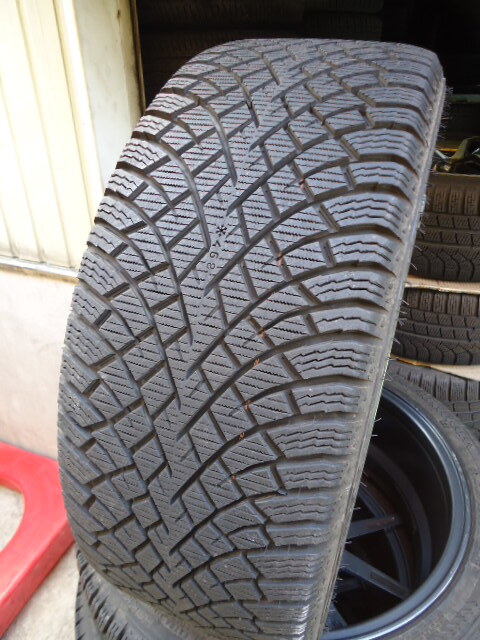 W206 Cクラスより取り外し 225/40-19 2022年製 8.5分山以上ありスタッドレス４本_画像3