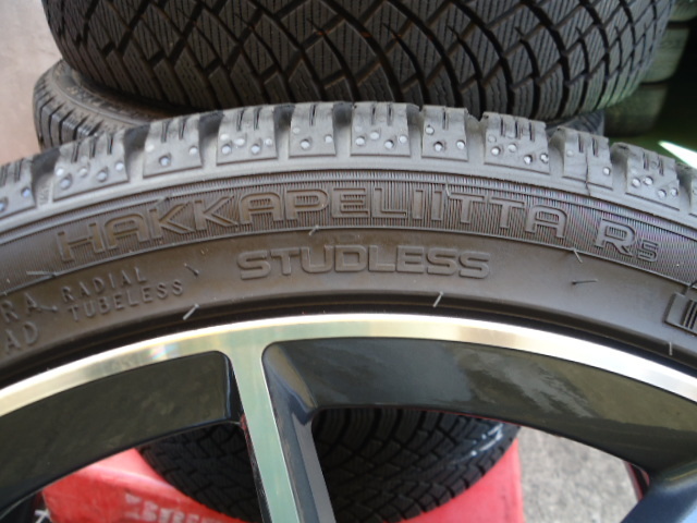 W206 Cクラスより取り外し 225/40-19 2022年製 8.5分山以上ありスタッドレス４本_画像7
