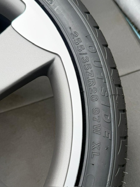 AUDI アウディ Q3 RS 20インチ 新ホイールと新タイヤ A4 A5 A6 A7 A8 Q5 RS4 RS6 S4 S6 TT 2025年モデル タイヤ 255/35/20 9J+35 PCD112_画像7