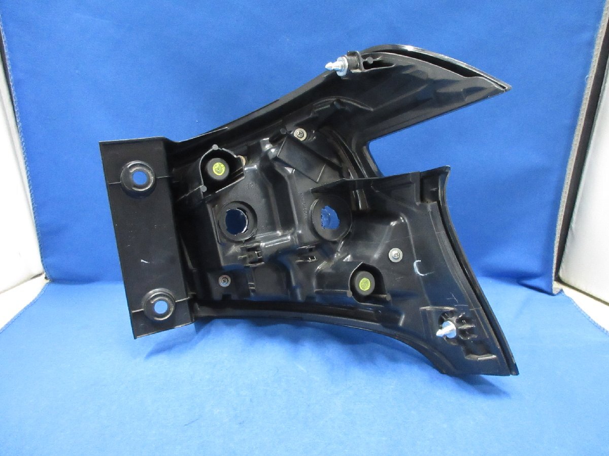 トヨタ　シエンタ　NHP170G/NSP170G/NCP175G　後期　左テール　純正　KOITO　52-318　272243_画像2