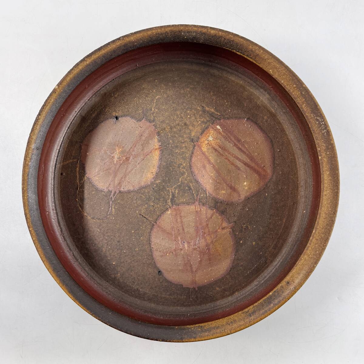 【20193Q】備前焼 岡本徹正造 てつ銘 銘印在 水盤 花器 花瓶 花入 花生 直径35.5㎝×高さ9.5㎝ 華道具 茶道具 経年保管品 現状品_画像2