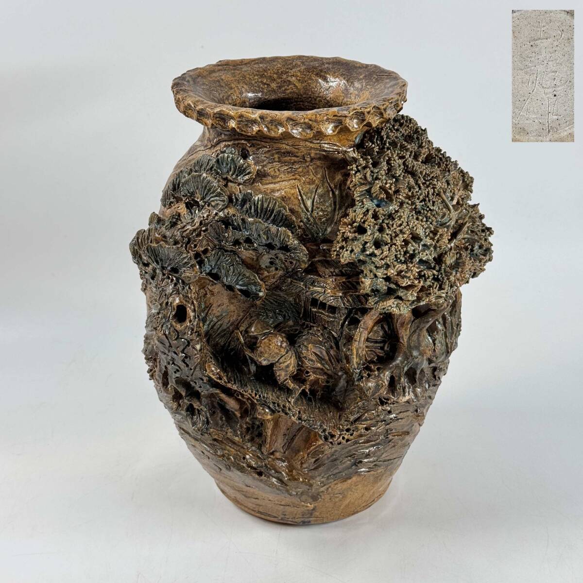 【20179Q】鈴鹿焼 杉野玉龍作 掻き銘 山水彫 花壺 花器 花瓶 花入 花生 幅20㎝×奥行18㎝×高さ25.5㎝ 華道具 茶道具 経年保管品 現状品_画像1