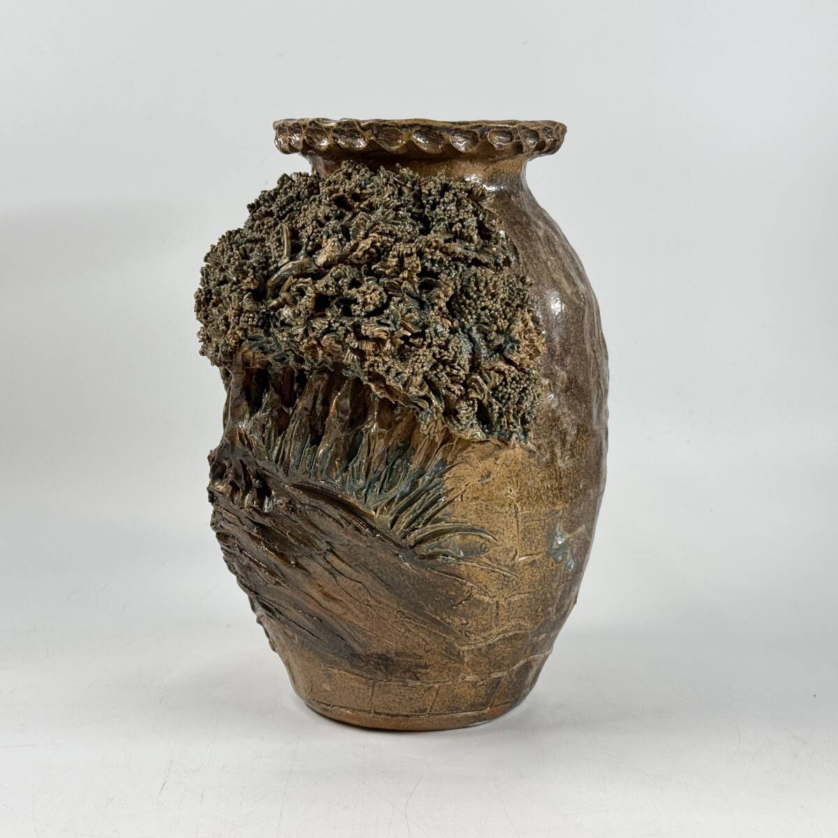 【20179Q】鈴鹿焼 杉野玉龍作 掻き銘 山水彫 花壺 花器 花瓶 花入 花生 幅20㎝×奥行18㎝×高さ25.5㎝ 華道具 茶道具 経年保管品 現状品_画像3