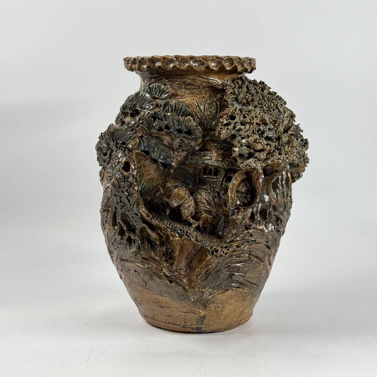 【20179Q】鈴鹿焼 杉野玉龍作 掻き銘 山水彫 花壺 花器 花瓶 花入 花生 幅20㎝×奥行18㎝×高さ25.5㎝ 華道具 茶道具 経年保管品 現状品_画像2