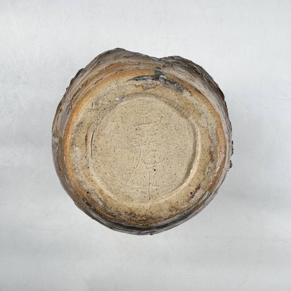 【20179Q】鈴鹿焼 杉野玉龍作 掻き銘 山水彫 花壺 花器 花瓶 花入 花生 幅20㎝×奥行18㎝×高さ25.5㎝ 華道具 茶道具 経年保管品 現状品_画像7