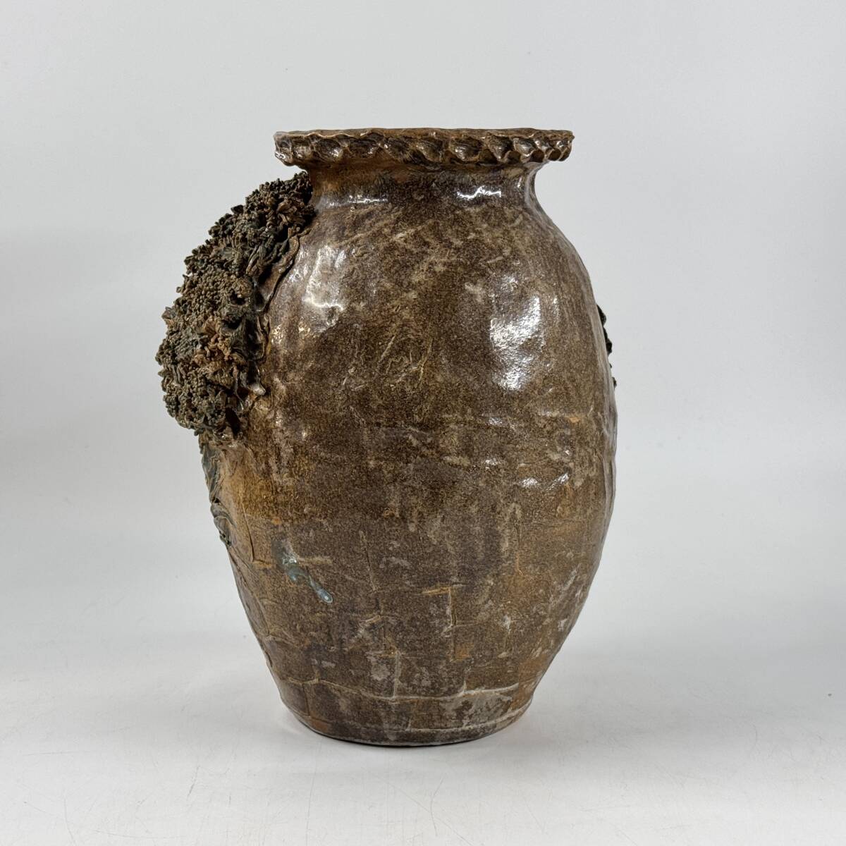 【20179Q】鈴鹿焼 杉野玉龍作 掻き銘 山水彫 花壺 花器 花瓶 花入 花生 幅20㎝×奥行18㎝×高さ25.5㎝ 華道具 茶道具 経年保管品 現状品_画像4