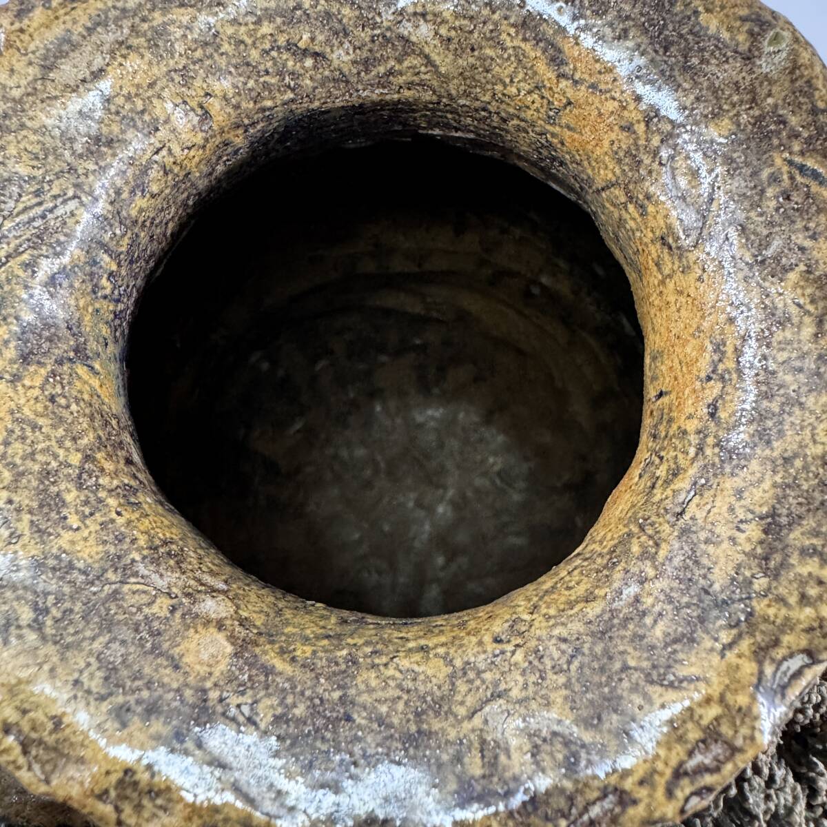 【20179Q】鈴鹿焼 杉野玉龍作 掻き銘 山水彫 花壺 花器 花瓶 花入 花生 幅20㎝×奥行18㎝×高さ25.5㎝ 華道具 茶道具 経年保管品 現状品_画像8