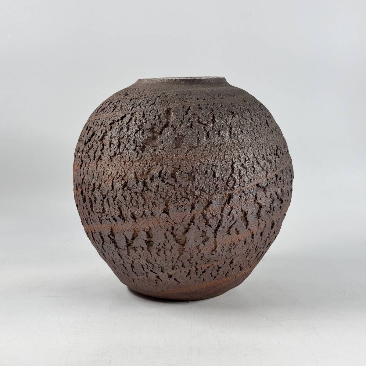 【20180Q】備前焼 弘臥銘 掻き銘 花壺 花器 花瓶 花入 花生 直径22㎝×高さ22㎝ 華道具 茶道具 経年保管品 現状品_画像3