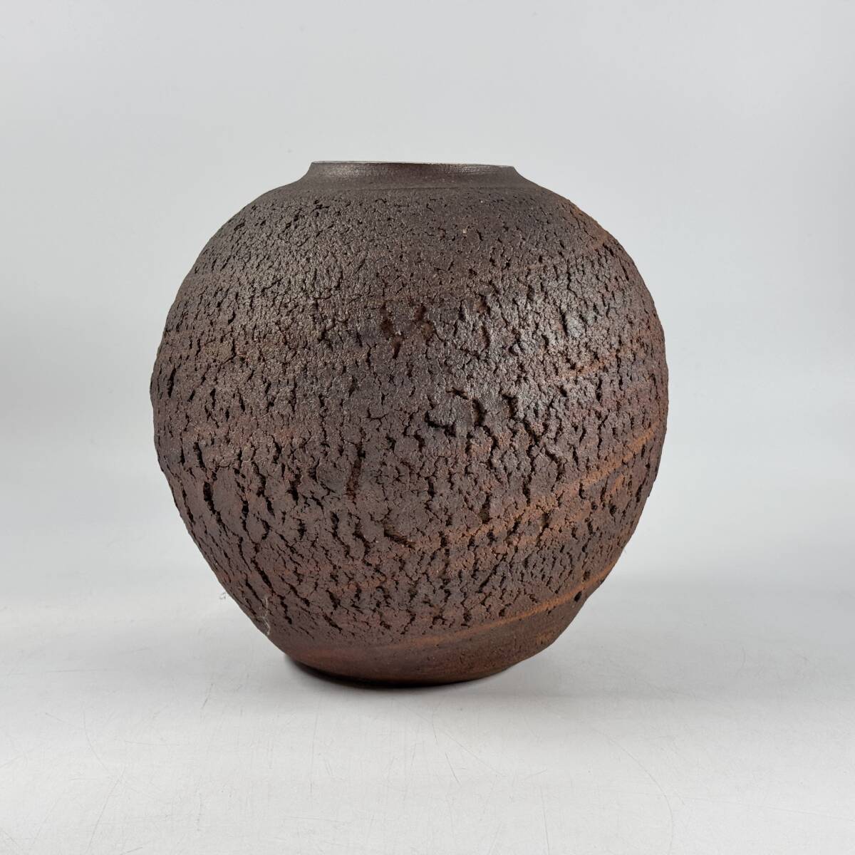 【20180Q】備前焼 弘臥銘 掻き銘 花壺 花器 花瓶 花入 花生 直径22㎝×高さ22㎝ 華道具 茶道具 経年保管品 現状品_画像5