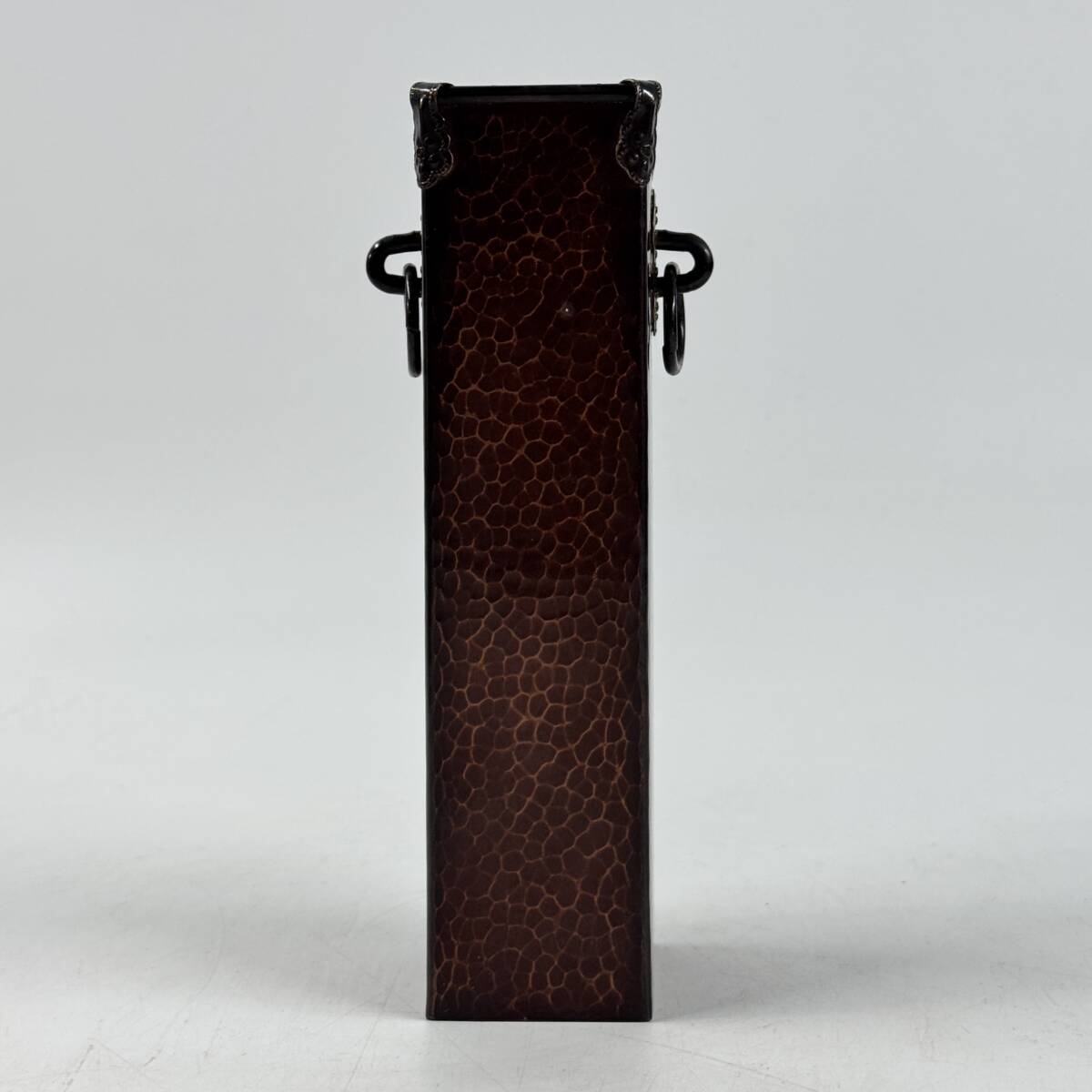 【64104Q】未使用 慶陵 伊藤久芳堂 銅蟲 一輪生 楓文 双耳環付 銅細工 共箱 花器 花瓶 花入 花生 華道具 茶道具 経年保管品 現状品_画像4