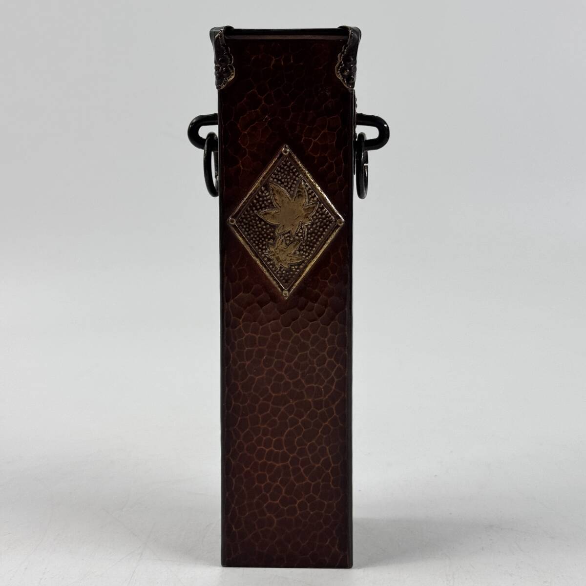 【64104Q】未使用 慶陵 伊藤久芳堂 銅蟲 一輪生 楓文 双耳環付 銅細工 共箱 花器 花瓶 花入 花生 華道具 茶道具 経年保管品 現状品_画像2