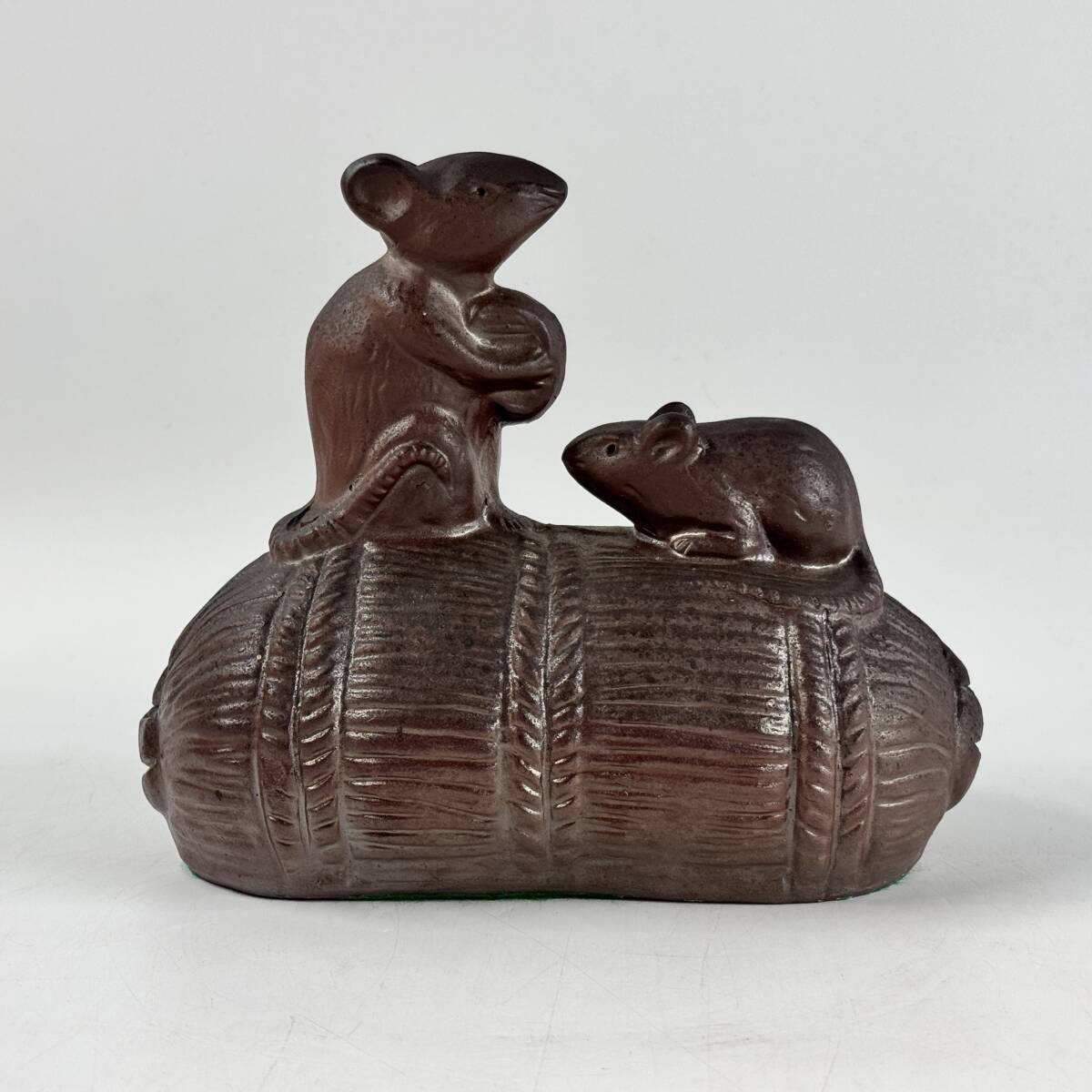 【20170Q】備前焼 山東窯 岡本徹正 てつ銘 陶銘在 掻き銘 干支飾り 子 鼠 縁起物 玄関飾り 置物 オブジェ 共箱 共布 経年保管品 現状品_画像5