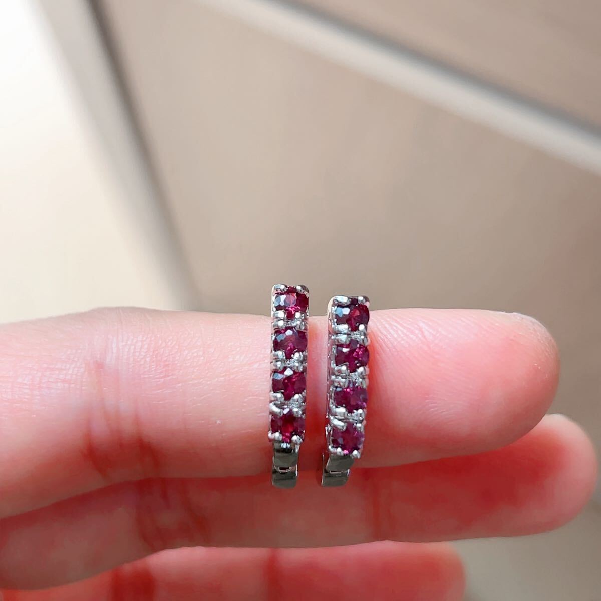 ◇ガーネット(柘榴石)◇ピアス◇面カット　キラキラ◇パワーストーン◇天然石◇巾着袋付き◇プレゼントにも　041R102107_画像1