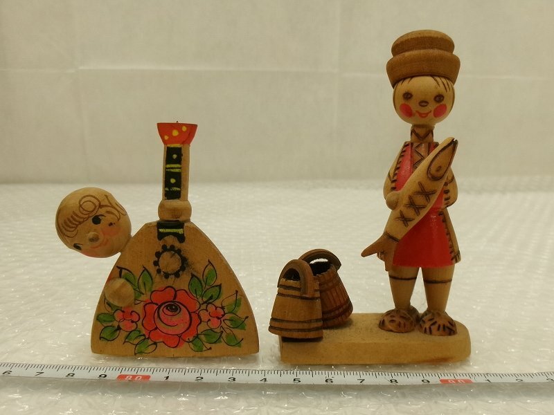 P6216 ソビエト連邦 木製 バケツを持ったエメーリャ 等 人形 2点 木工芸 ロシア 1978年_画像1