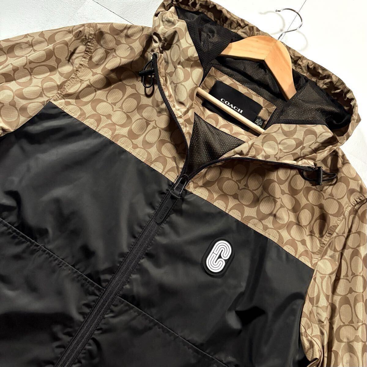 未使用級/XLサイズ●近年モデル COACH コーチ ナイロンジャケット パーカー シグネチャー柄 CC 総柄 切替 胸元Cロゴワッペン 洗濯可能◎_画像3