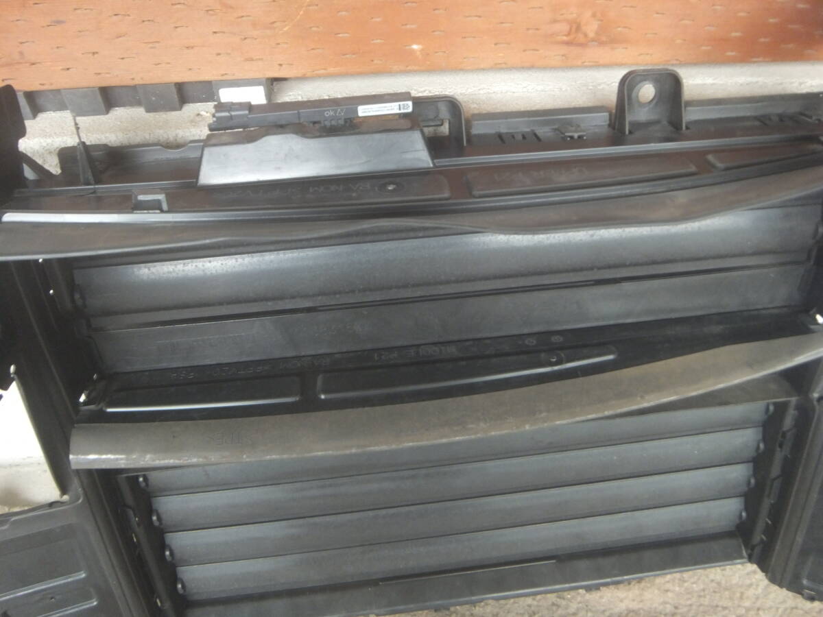 (プジョー 208　GT P21HN05)　フロント ラジエーター エアインテーク　フラップモーター_画像4