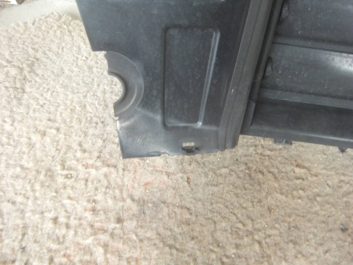 (プジョー 208　GT P21HN05)　フロント ラジエーター エアインテーク　フラップモーター_画像2