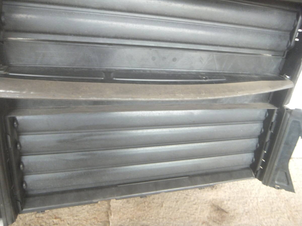 (プジョー 208　GT P21HN05)　フロント ラジエーター エアインテーク　フラップモーター_画像3