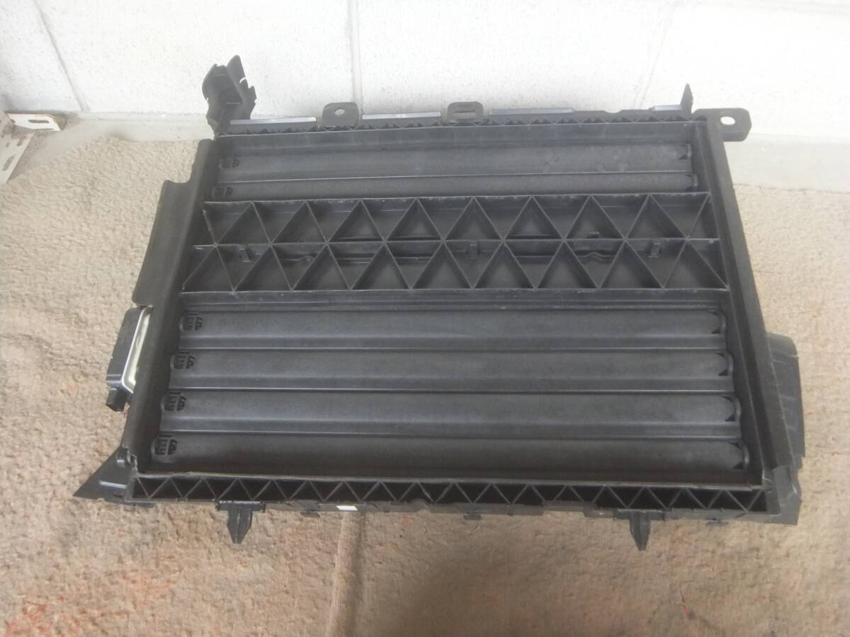 (プジョー 208　GT P21HN05)　フロント ラジエーター エアインテーク　フラップモーター_画像6